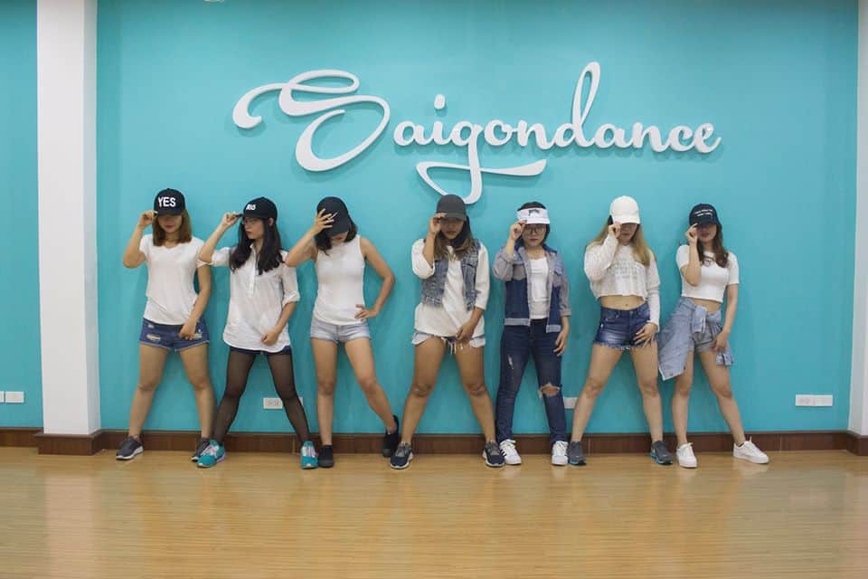 Các bạn trẻ rủ nhau đi học nhảy ở SaigonDance - Trung tâm đào tạo nhảy múa quận Gò Vấp.