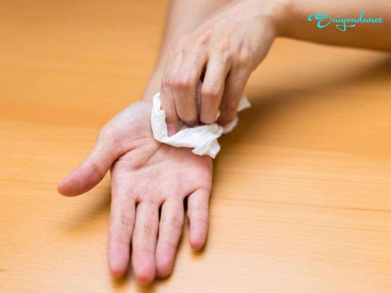 Tay bị mồ hôi thì có nên tập múa cột