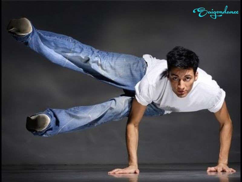 Power Moves là nhóm động tác acrobatic 