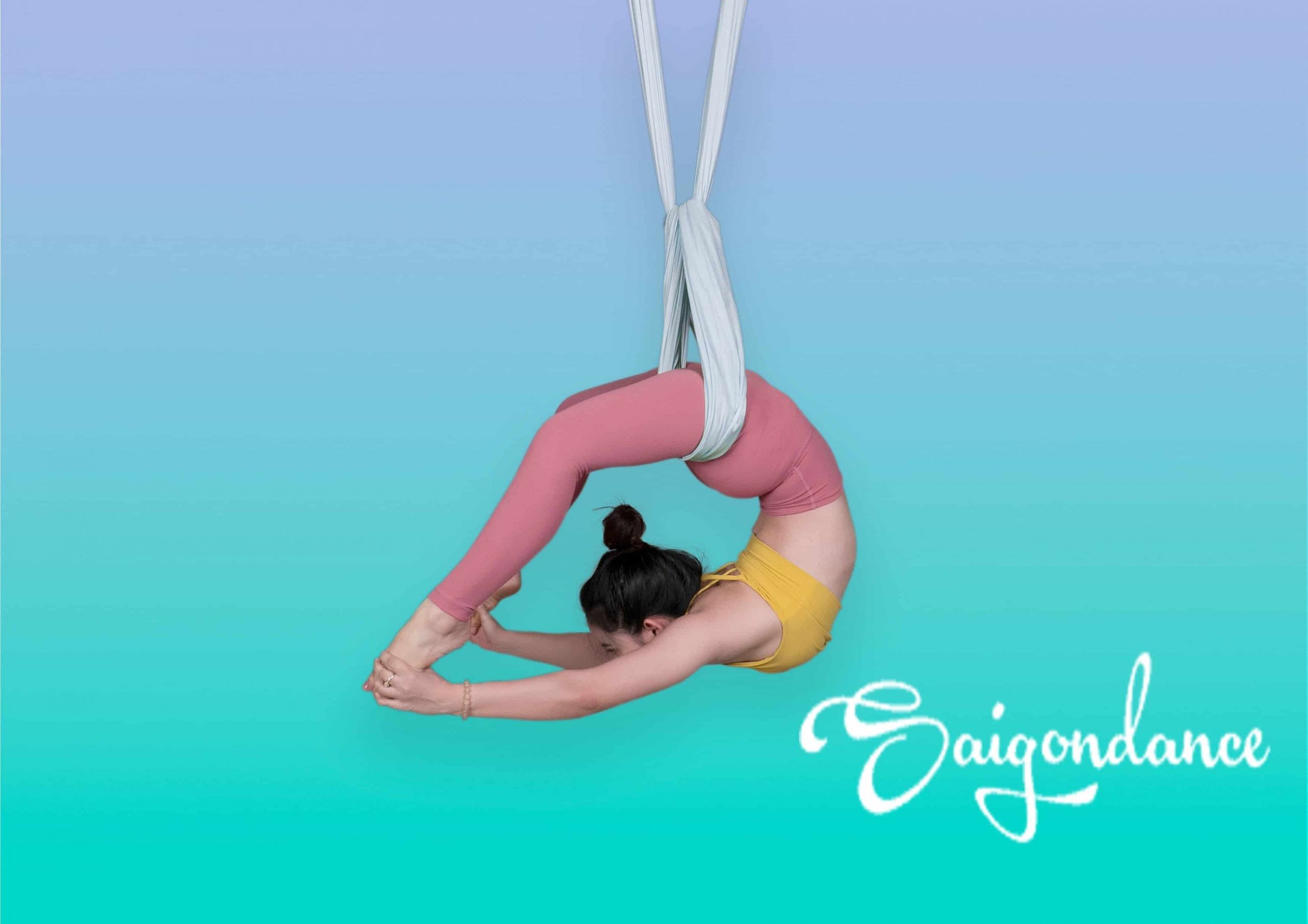 Động tác vặn người trong Yoga bay