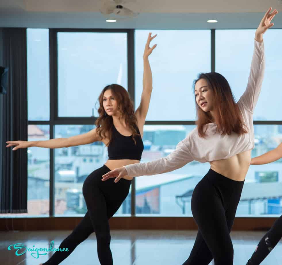 Giáo viên SaigonDance luôn tận tình với học viên