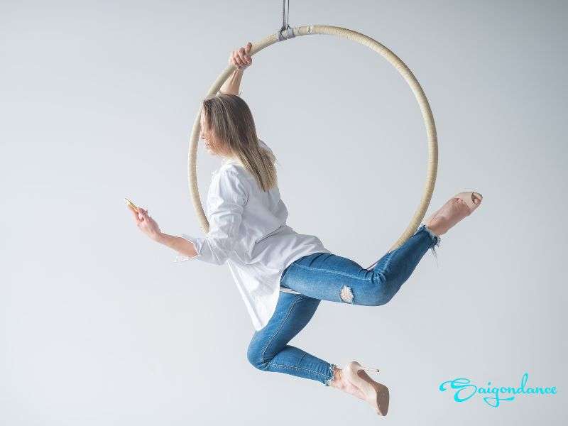 Động tác xoay nhẹ nhàng
