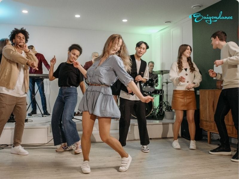Top 5 Bộ Môn Nhảy Múa Giúp Bạn Giảm Cân Nhanh Chóng 11 Hiphop: kết hợp Cardio và sức mạnh cơ bắp