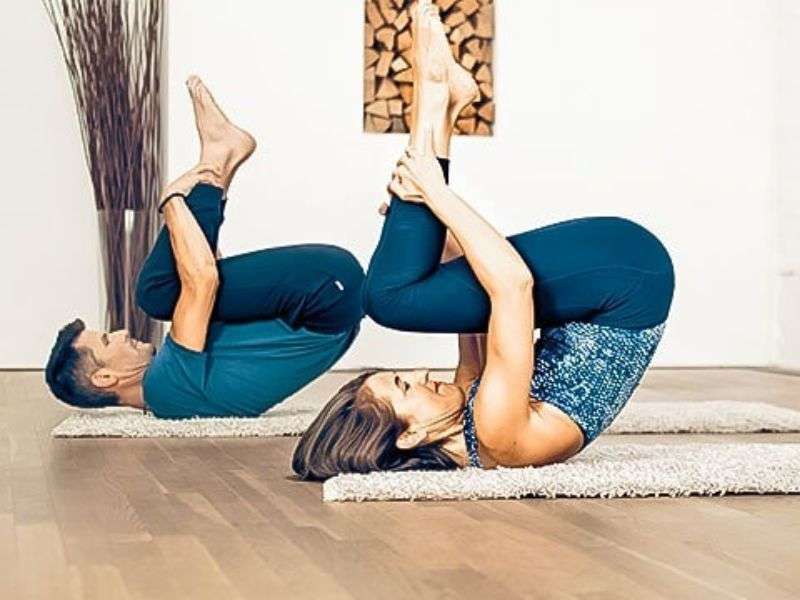 Học Cách Làm Đẹp Của Các Sao Hollywood Với Pilates 19 Rolling Like a Ball: Một động tác vui nhộn nhưng có tác dụng sâu sắc