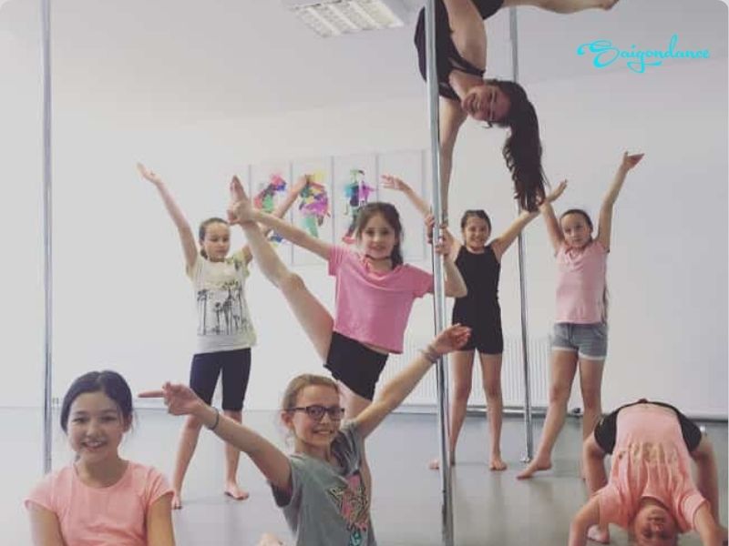 Có Nên Cho Trẻ Em Đi Tập Múa Cột (Pole Dance)? 10 Trẻ em từ 6 đến 8 tuổi trở lên là độ tuổi lý tưởng học múa cột