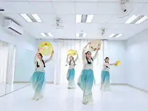 Điệu múa cổ trang Đường Ghập Ghềnh với động tác xoay người đồng đều đầy uyển chuyển