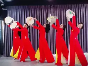 Tiết mục múa cột trong tà áo dài đỏ vàng tại SaigonDance – kết hợp truyền thống và hiện đại