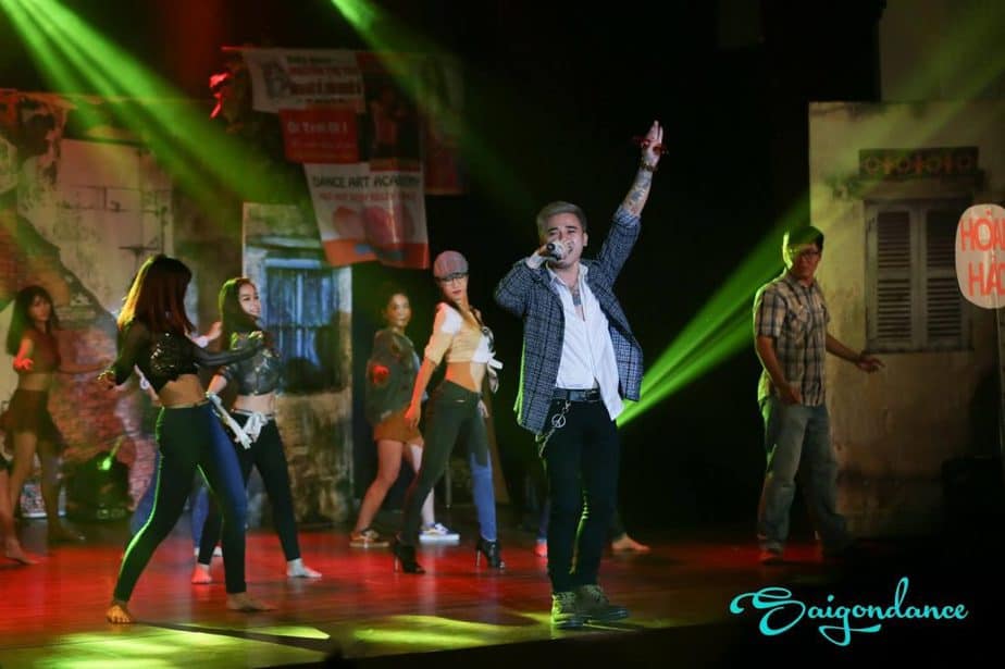 CHO THUÊ MC HOẠT NÁO SÂN KHẤU TRONG QUÁN BAR, NIGHT CLUB, CUNG CẤP MC DẪN TIỆC SANG TRỌNG, HOẠT NÁO, TIẾNG ANH CỰC CHUẨN 35